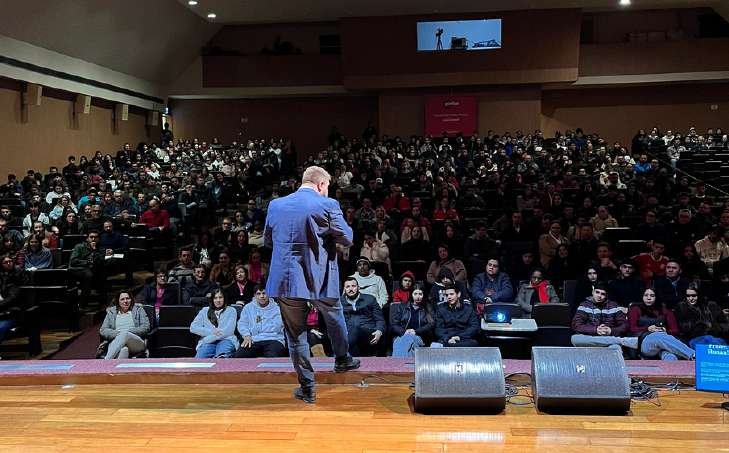 Palestra do projeto para um auditório de jovens